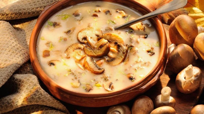 Sütlü mantar çorbası nasıl yapılır? Zuhal Topal'la Yemekteyiz sütlü mantar çorbası tarifi! Hem pratik, hem leziz!