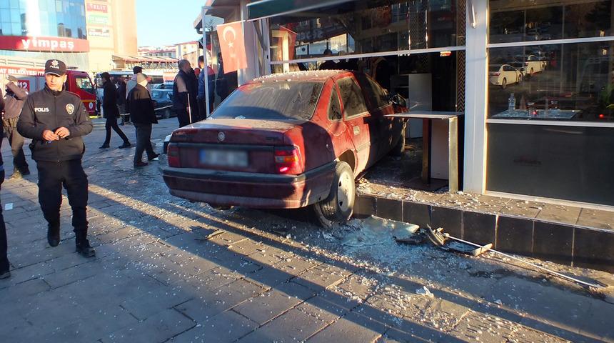 Kontrolden çıkıp kafeye daldı! 5 kişi kişi yaralandı