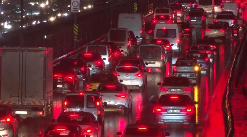İstanbul'da yağmur trafiği kilitledi! Yoğunluk yüzde 90'a ulaştı