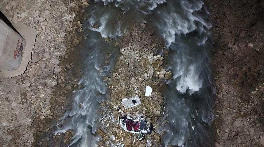 Batman'da kontrolden çıkan otomobil metrelerce yüksekten dereye düştü: 3 ölü