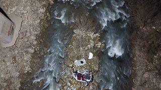 Batman'da kontrolden çıkan otomobil metrelerce yüksekten dereye düştü: 3 ölü