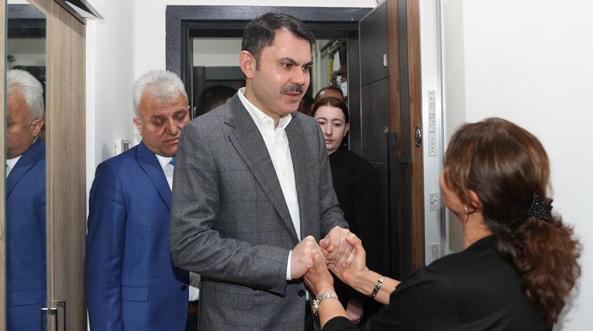 Bakan Kurum, İzmir Bayraklı'da depremzede Hatice Baltrak'ı evinde ziyaret etti