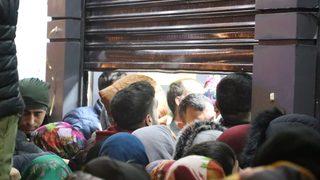 Gece yarısı indirim izdihamı! Mağazaya akın ettiler, çareyi elektriği keserek buldular