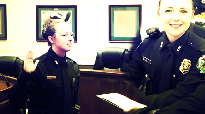 Altı meslektaşıyla aynı anda yasak aşk yaşayan evli polis memuru işini kaybetti! Striptiz kulübünden yeni bir iş teklifi alınca...