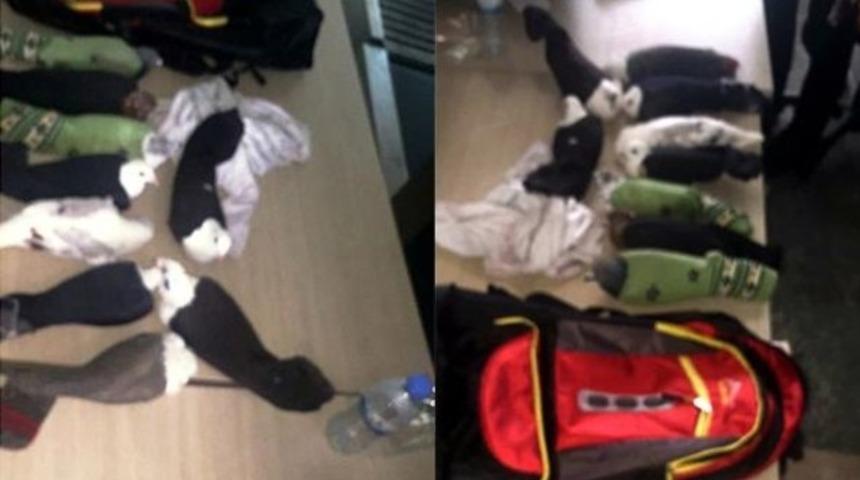 Havalimanında akılalmaz g&ouml;r&uuml;nt&uuml;! &Ccedil;oraplarından &ccedil;ıktı