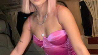 Ece Seçkin’den iddialı sahne kostümü! Hem göğüs hem de bacak dekoltesi verdi... Kasığına kadar açınca...