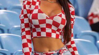 Eski Hırvatistan güzeli Ivana Knöll sosyal medyada limitleri zorladı! Üzerini çıkarttı, göğüslerini elleriyle kapattı