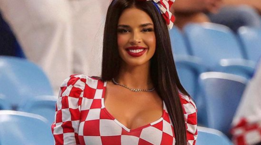 Eski Hırvatistan güzeli Ivana Knöll sosyal medyada limitleri zorladı! Üzerini çıkarttı, göğüslerini elleriyle kapattı