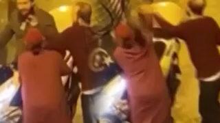 Eline aldığı terlikle eşini dövdü sonrasında ortalık karıştı! Kavgada kan aktı