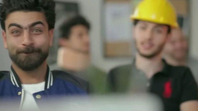 Klibinde  erotik şekilde muz yiyen  Mısırlı şarkıcı g&ouml;zaltında 1