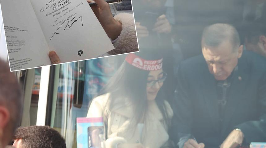 Cumhurbaşkanı Erdoğan kitabını imzaladı... Genç kız gözyaşlarına boğuldu