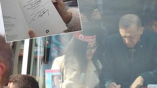 Cumhurbaşkanı Erdoğan kitabını imzaladı... Genç kız gözyaşlarına boğuldu