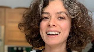 Özge Özpirinçci sütyensiz tarzıyla gecelerde boy gösterdi! Berrak Tüzünataç ile cesaretini konuşturdu