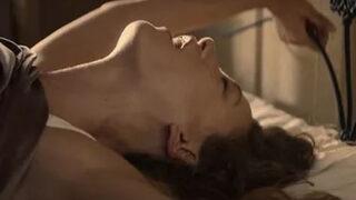 Serenay Sarıkaya'nın Şahmaran dizisinde yılanla cinsel ilişki sahnesi olay oldu! 