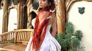 Demi Rose önden göbeğine kadar arkadan kalçasına kadar dekolte verdi