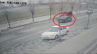 Bir anlık unutkanlık faciaya neden olabilirdi! Trafikte yaklaşık 200 metre geri geri ilerledi: O anlar ise güvenlik kameralarına yansıdı