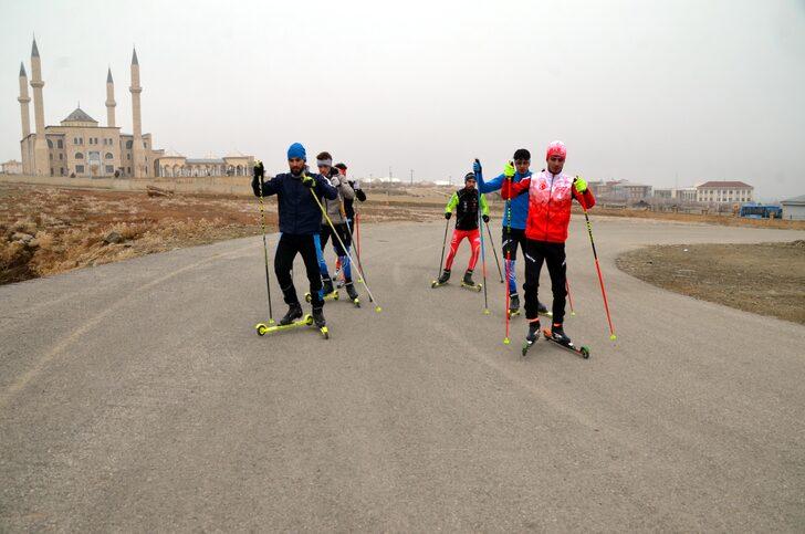 Yeteri kadar kar yağmayınca çareyi asfaltta buldular: "Yine de başarılı olmak için elimizden geleni yapacağız" G3