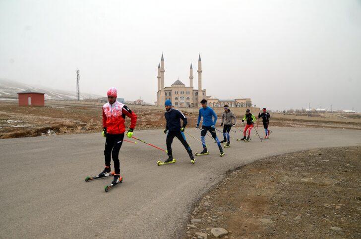 Yeteri kadar kar yağmayınca çareyi asfaltta buldular: "Yine de başarılı olmak için elimizden geleni yapacağız" G1