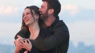 Serenay Sarıkaya ve Kıvanç Tatlıtuğ’un başrolündeki Aile’den aşk dolu afiş