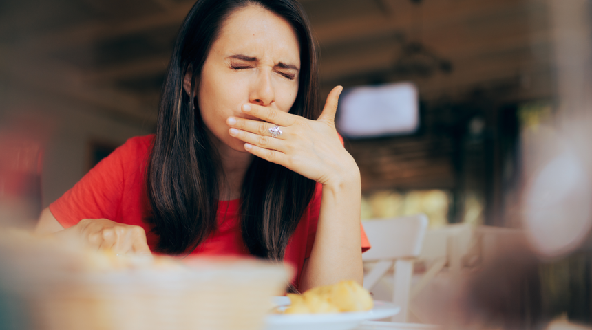 Her şey yemek yerken yaşanıyor! Yemek sırasında görülen kanser belirtileri
