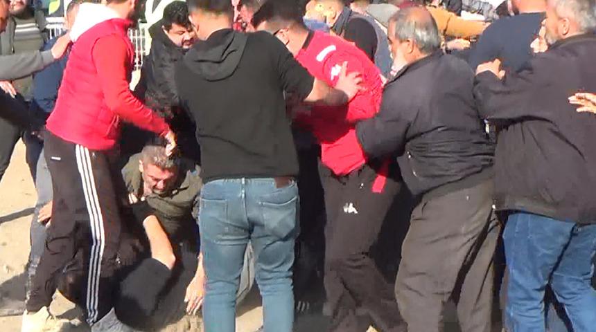 Deve güreşinde olay! Kural ihlali yapıldığını savunan deve sahipleri birbirine girdi