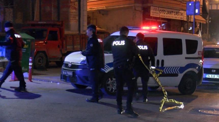 Esenler'de yol kenarında bekleyen gruba silahlı saldırı: 2 yaralı