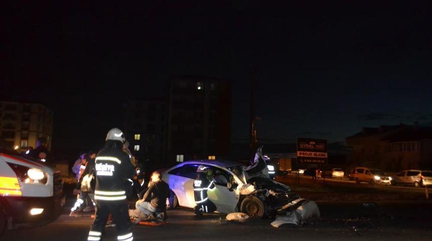 Çorlu'da iki otomobil kafa kafaya çarpıştı: 1 ölü, 3 yaralı