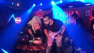 Gökhan Türkmen'den eşine sürpriz doğum günü partisi!