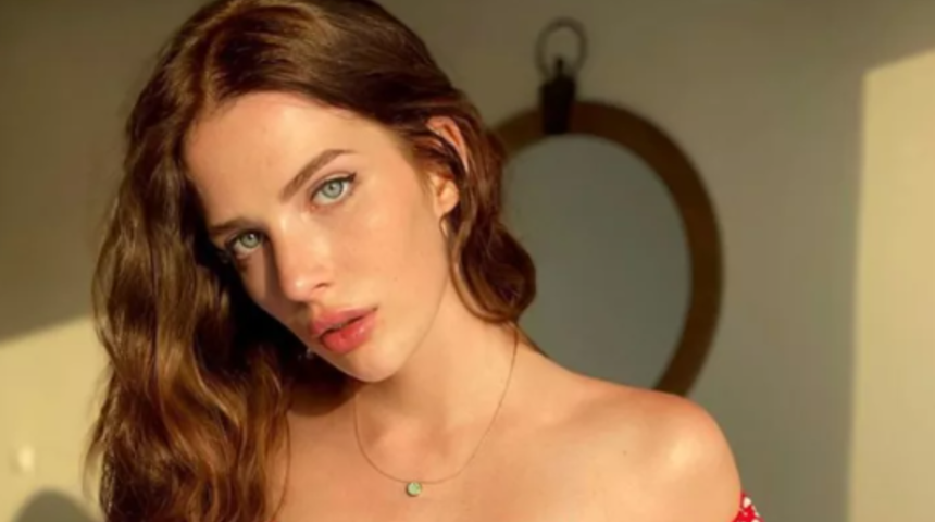 Yetişkin film yıldızı Reislin, gün batımını paylaşmak istedi! Tanga spor taytı manzarayı gölgede bıraktı