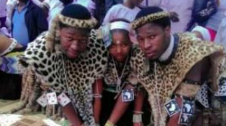 İkiz kardeşler aynı anda tek bir kadınla evlendi! Düğün töreni sosyal medyada gündem yarattı