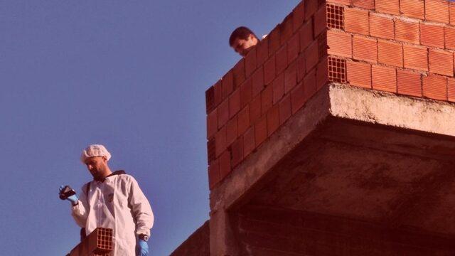 Kuş tüyü detayı... Çalılıktaki kadın cesedi dehşete düşürdü! Avucunda bulundu