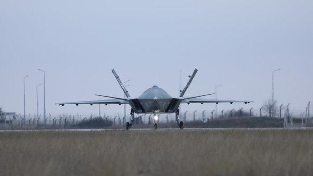 Türkiye’nin ilk insansız savaş uçağı Bayraktar KIZILELMA sistem tanımlama test uçuşunu başarıyla tamamladı