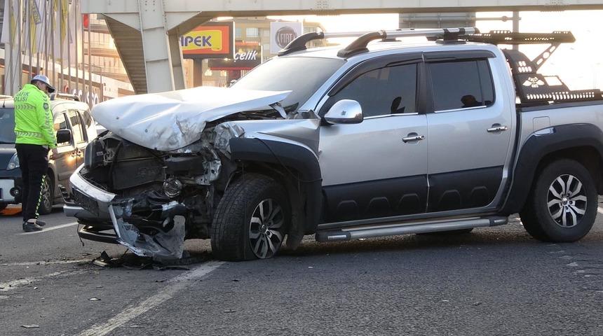 Diyarbakır’da 3 aracın karıştığı feci kaza! 4 kişi yaralandı