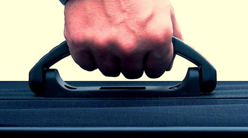 Metroda içinde para ve çok sayıda çek bulunan çantayı sahibine teslim ettiler