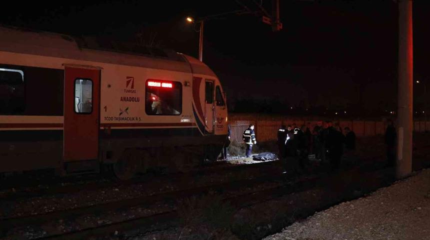 Karşıdan karşıya geçmek isterken tren çarptı: Feci şekilde can verdi