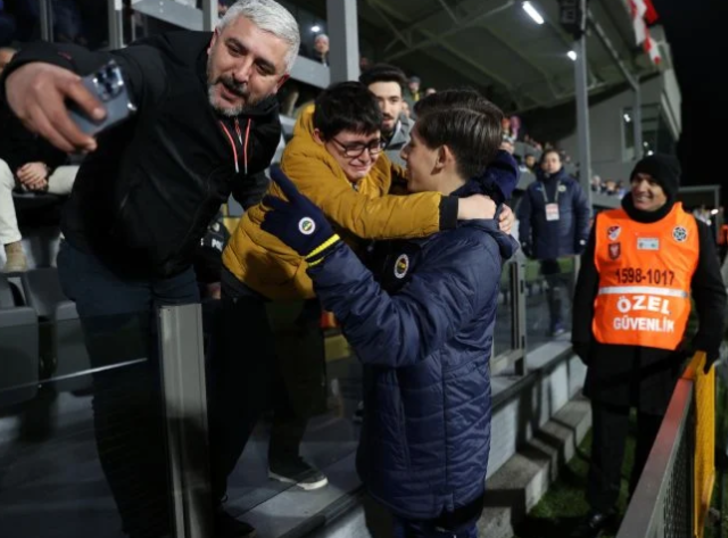 Ümraniyespor maçında oynamasa da Fenerbahçe'nin en çok konuşulan ismi Arda Güler oldu! Hüngür hüngür ağladı...  G4