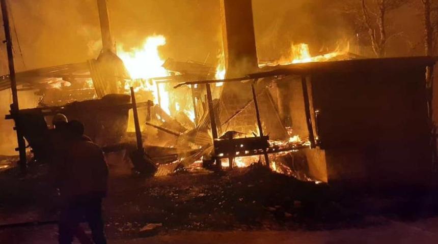 Rize'de yaşlı çiftin kaldığı ev yangın sonucunda küle döndü