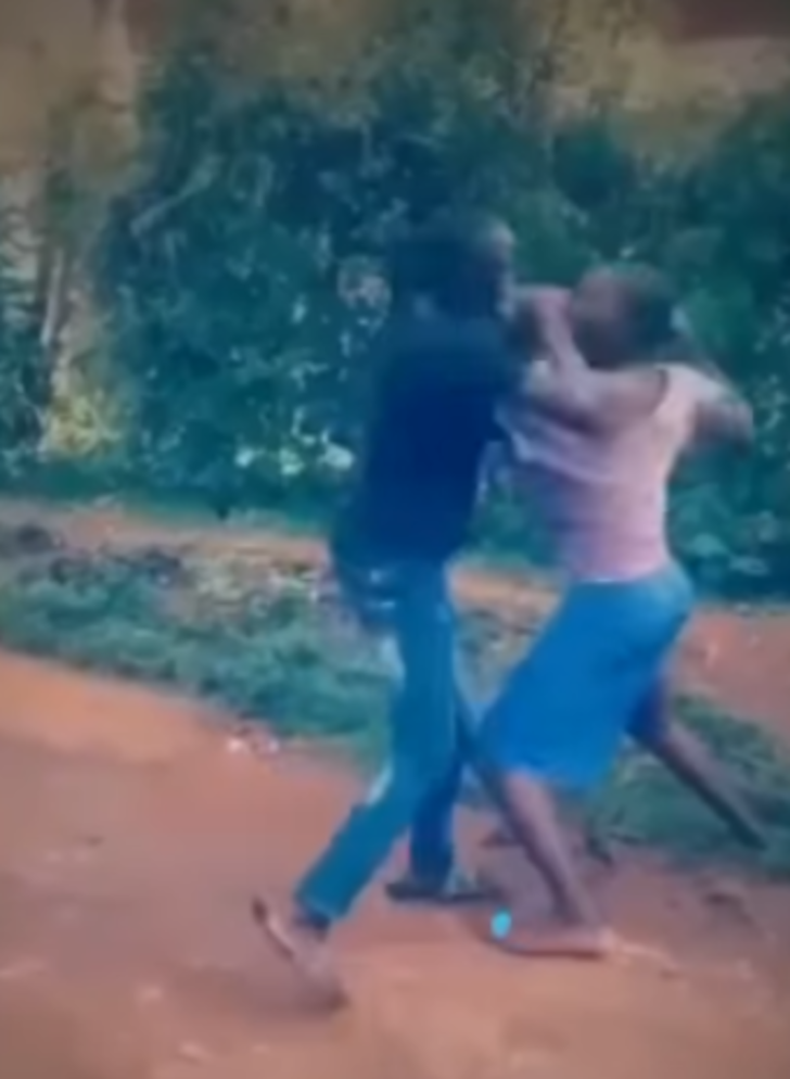 Kenyalı adam karısını evinde başka bir adamda bastı! Öfkeli koca eşinin sevgilisini döverek öldürdü