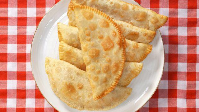 Gelinim Mutfakta Çiğ börek tarifi! Çıtır çıtır Çi börek (Çiğ börek) nasıl yapılır?