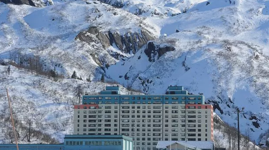 Tüm halk tek bir binada yaşıyor! Amerikan’ın Whittier kasabası yerleşimiyle merak uyandırıyor