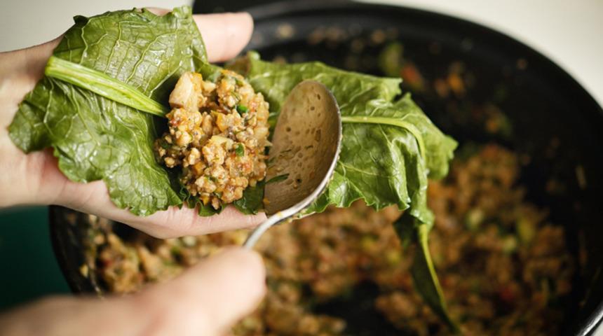Akşam yemeğine müthiş bir tarif: Kıymalı karalahana sarması! Zuhal Topal'la Yemekteyiz sarma malzemeleri ve tarifi!