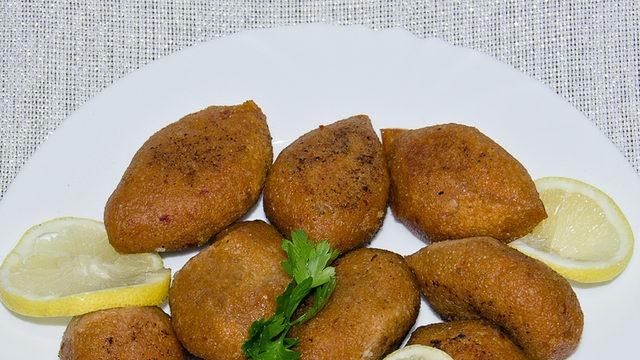 Lokantaların meşhur lezzeti: İçli köfte! Zuhal Topal'la Yemekteyiz içli köfte nasıl yapılır, malzemeleri neler?