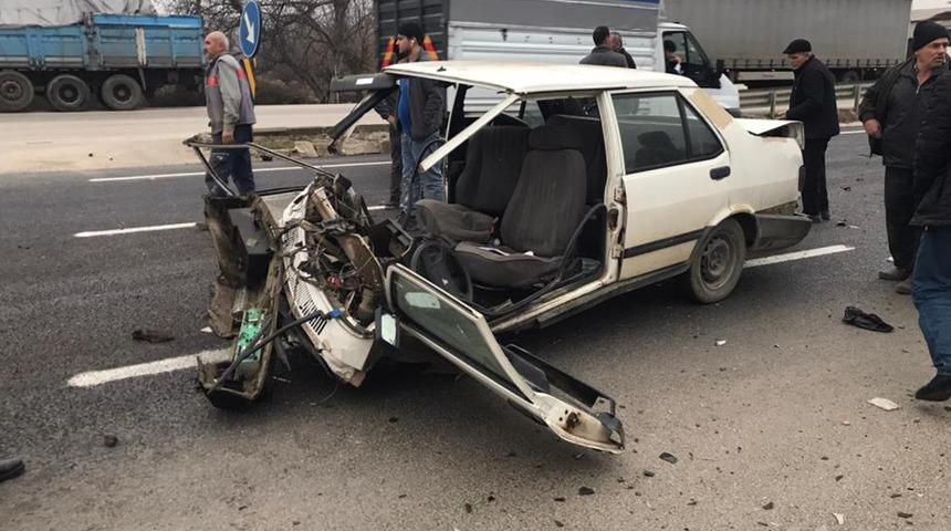 Bursa’da feci kaza! Otomobil ikiye bölündü, motoru yola fırladı... Yaralılar var
