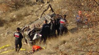 300 metrelik uçurumdan yuvarlanan araç hurdaya döndü: 1 ölü