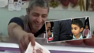 'Söylediklerimi tekrar et!' Karne hediyesi et haberi gündemden düşmüyor, minik Ayaz'a o sözleri işte böyle tekrar ettirmiş... Yeni görüntüler ortaya çıktı