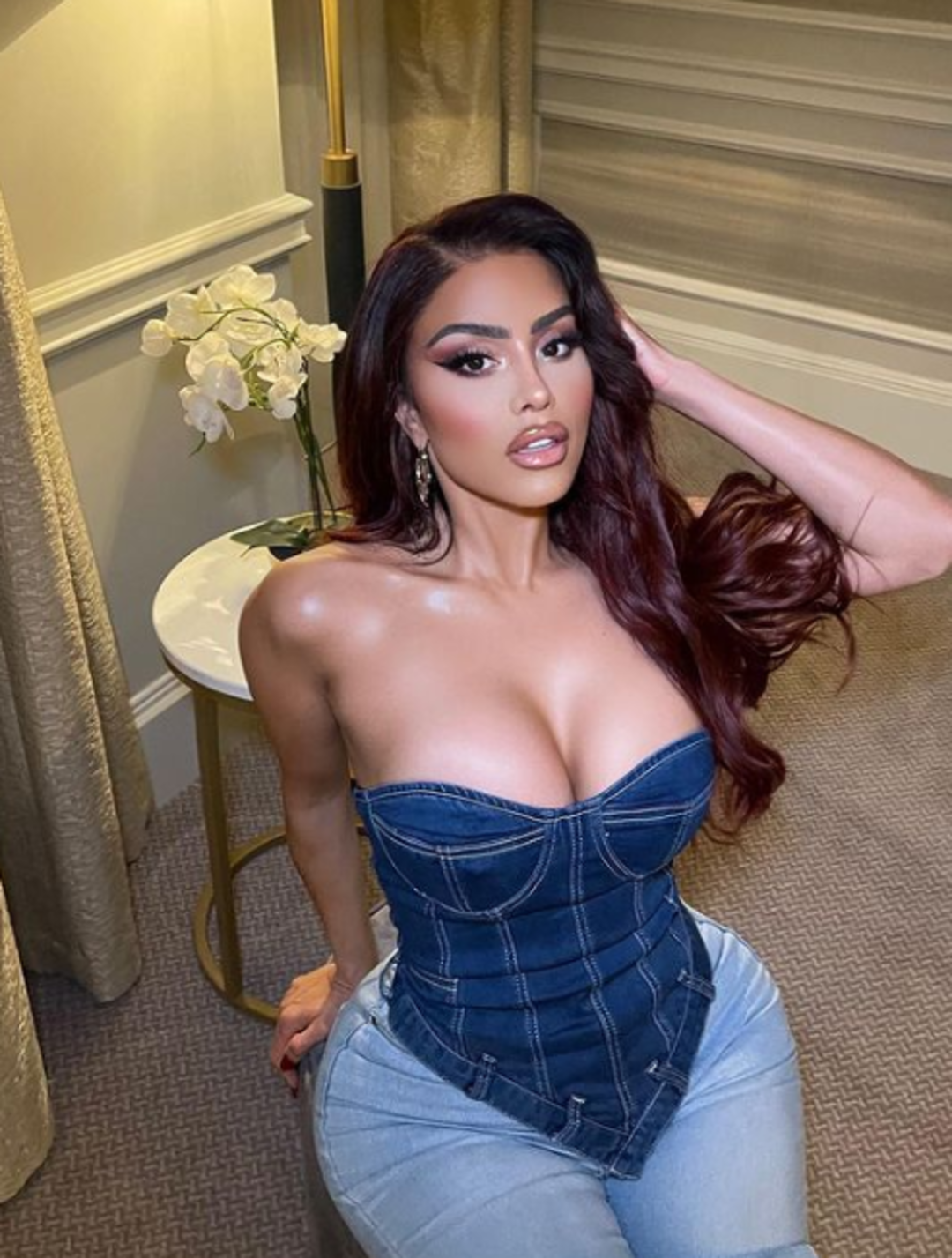 Model Chole Saxon otoparkta seksi pozuyla sosyal medyayı salladı! Bikini &uuml;st&uuml; k&uuml;&ccedil;&uuml;k gelince sadece g&ouml;ğ&uuml;s u&ccedil;larını &ouml;rtt&uuml;