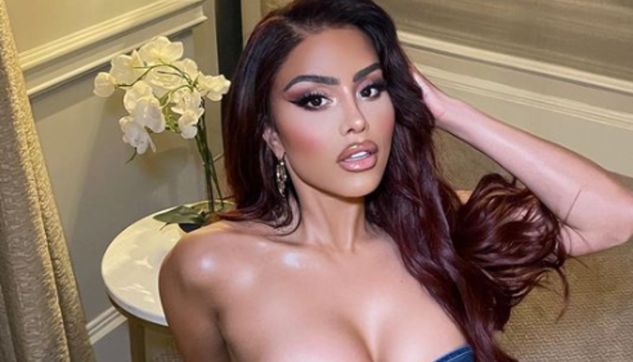 Otoparktaki seksi pozu yaktı geçti! Bikini üstü küçük gelince...