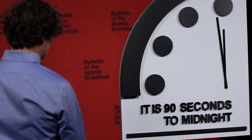 Kıyamet Günü Saati (Doomsday Clock) güncellendi! 2020'den beri 'kıyamete' 100 saniye kalmıştı, artık daha da az kaldı