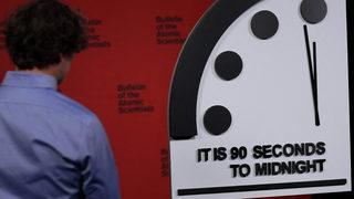 Kıyamet Günü Saati (Doomsday Clock) güncellendi! 2020'den beri 'kıyamete' 100 saniye kalmıştı, artık daha da az kaldı