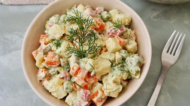 Kaşık kaşık yedirir: Orijinal Rus salatası tarifi! Enfes Rus salatası nasıl yapılır?